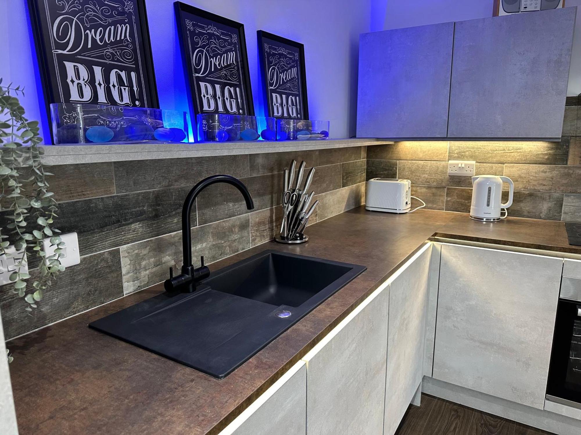 Vibrant Apartments Close To City Centre Cardiff Exterior foto